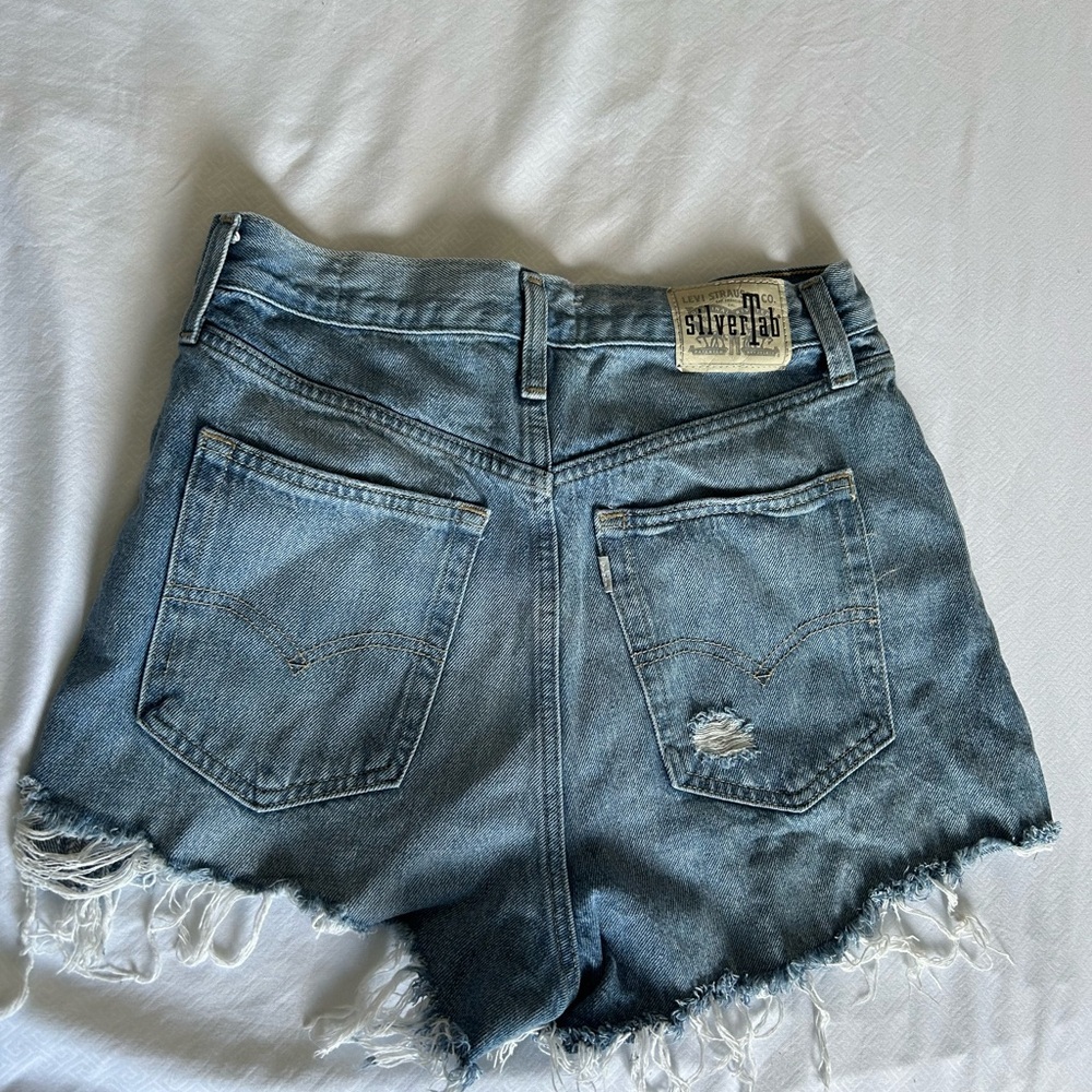 Levi’s Women’s Silver Tab Distressed Mom Shorts Size 29 - Picture 2 of 3